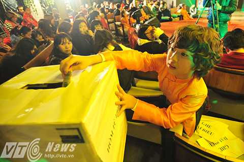 Toàn bộ số tiền quyên góp được từ chương trình sẽ dành để mua quà gồm bánh chưng, những món ăn trong ngày Tết để đem đến không khí tết cho những mảnh đời bất hạnh.