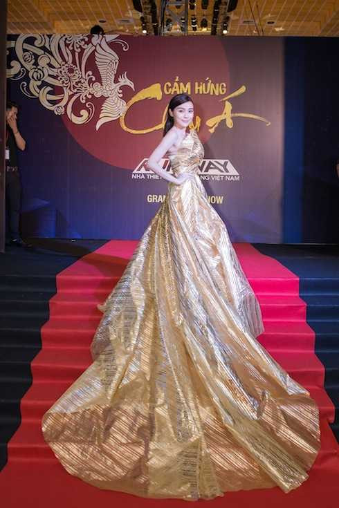 Cao Thái Hà diện một bộ đầm ánh kim lệch vai vô cùng sexy trên thảm đỏ.