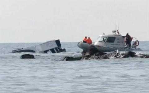 Lực lượng cứu hộ Thổ Nhĩ Kỳ tiếp cận chiếc thuyền bị chìm. Ảnh Reuters