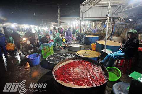 Cứ đến dịp 23 tháng chạp hàng năm, chợ cá làng Sở Thượng (Yên Sở, Hoàng Mai, Hà Nội) lại rộn ràng không khí mua bán cá chép đỏ tiễn ông Táo về trời. Được biết, chợ cá Yên Sở (Hoàng Mai, Hà Nội) là một trong những chợ cá đầu mối lớn nhất tại Hà Nội hiện nay.