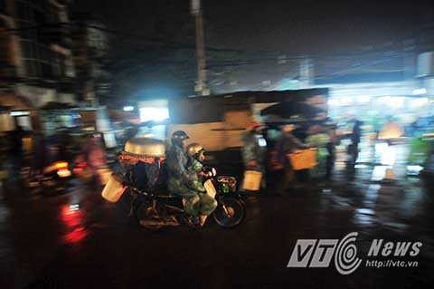 Tại chợ Yên Sở, người mua chủ yếu là các tiểu thương, số cá này sau đó sẽ được họ phân phối về các chợ nhỏ lẻ để phục vụ người dân.