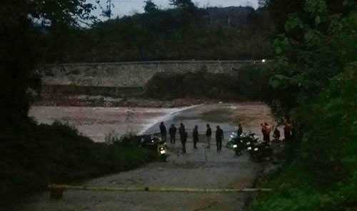 Sau tai nạn, rào chắn được đặt để cảnh báo người và phương tiện khi đi qua cầu. Ảnh: Hồng Vân