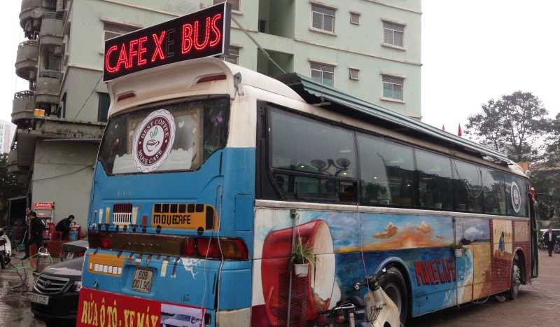 Khu vực buồng lái biến thành quầy bar, nơi pha chế đồ uống và vẫn đủ để đặt một phòng vệ sinh dành cho khách. 