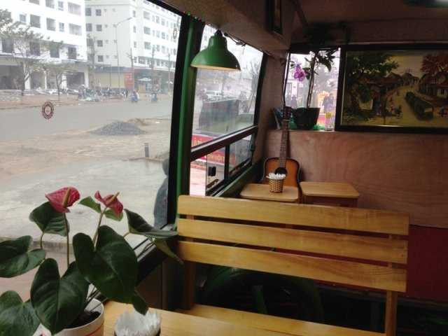 Độc đáo chiếc xe buýt bán cà phê ở Hà Nội