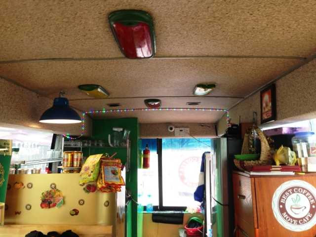 Độc đáo chiếc xe buýt bán cà phê ở Hà Nội