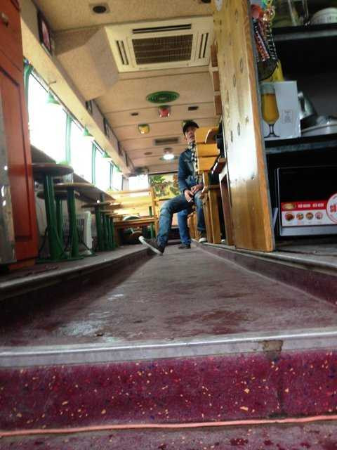 Bên trong chiếc xe buýt quá date được tận dùng làm quán cà phê độc đáo.