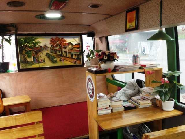 Độc đáo chiếc xe buýt bán cà phê ở Hà Nội