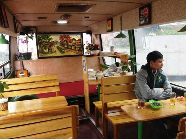 Độc đáo chiếc xe buýt bán cà phê ở Hà Nội