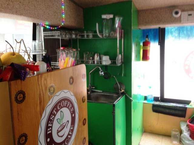 Độc đáo chiếc xe buýt bán cà phê ở Hà Nội