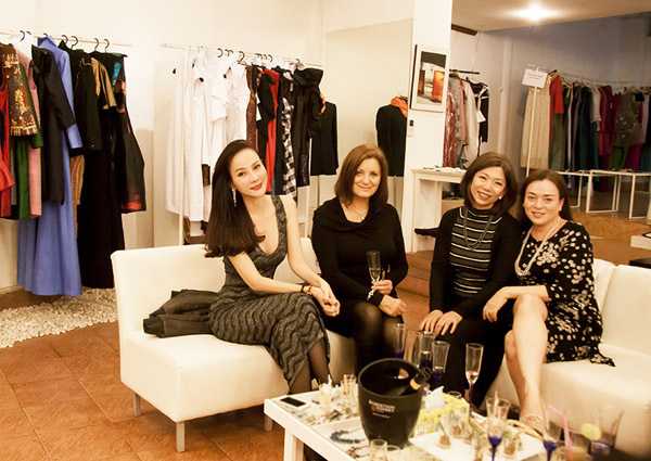 Nhận được lời mời từ Ban tổ chức “Lao Fashion Week 2016” với vai trò khách mời, tuy nhiên trong buổi tiệc cocktail để chào mừng những NTK cũng như gặp gỡ BTC, đại diện Bộ văn hóa và các Đại sứ quán tại Lào trước đêm diễn, Dương Yến Ngọc đã gây được sự chú ý đặc biệt từ vóc dáng lẫn phong cách thời trang chuyên nghiệp.
