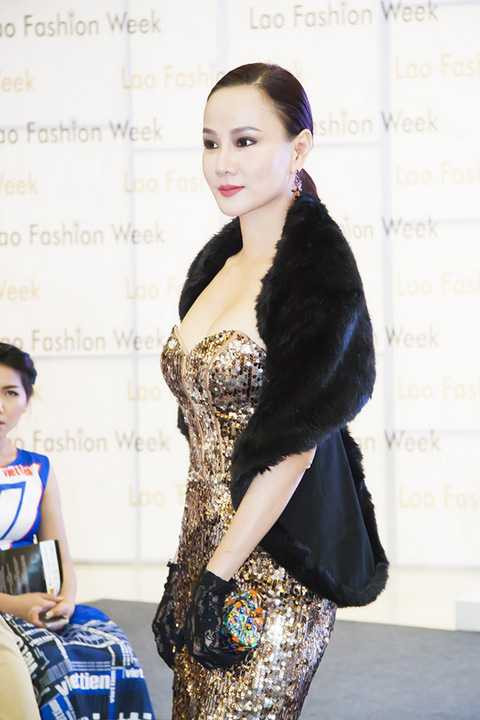 Theo đó, cô đã bị thuyết phục trước lời mời từ 2 NTK đến từ Singapore và Thái Lan là Hayden Ng cùng Yuki Unawan Tangkaravakoon (YuNa) để đồng ý xuất hiện trong các BST của họ ở vị trí chốt màn trình diễn. 