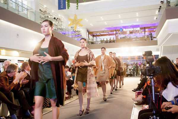 Chưa dừng lại ở đó, người đẹp còn gây ấn tượng mạnh cho người xem qua phong cách trình diễn catwalk chuyên nghiệp, cuốn hút ở vị trí vedette. Bên cạnh bộ sưu tập của NTK Singapore, Thái Lan, LFW còn giới thiệu những bộ sưu tập của các NTK khác đến từ Lào, Việt Nam (NTK Diệu Anh, Quốc Bình), Philippines, Indonesia và Cambodia.