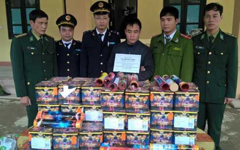 Đối tượng Lê Đình Thọ và tang vật.