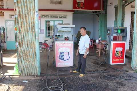 Hiện trường cục đá ném vào trụ xăng dầu Hiện trường cục đá ném vào trụ xăng dầu