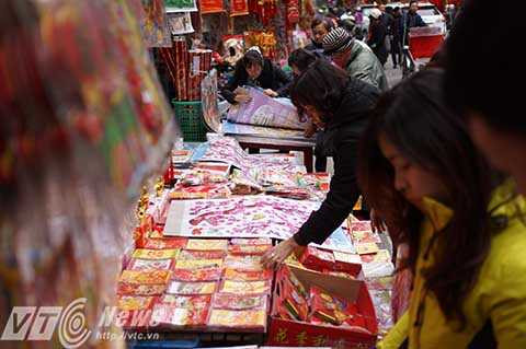 Trên phố, các cửa hàng đã bắt đầu trưng ra những món đồ lễ của ngày ông Công, ông Táo năm nay để người dân lựa chọn.