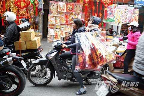 Người dân tất bật đi sắm đồ lễ ở Hàng Mã