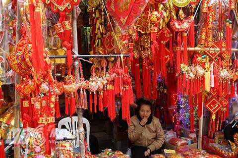 Đón bắt nhu cầu của người tiêu dùng, đồ hàng mã phục vụ cho dịp này đang được bày bán với nhiều mẫu mã từ mũ, quần áo, giày dép, cá chép giấy, cá chép nhựa… bắt mắt và phong phú.