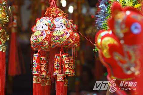 Trong đó mặt hàng ông Táo cùng cá chép nhồi bông với hình dáng ngộ nghĩnh, bắt mắt đang là mặt hàng gây sốt năm nay.