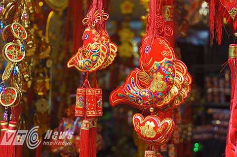 Với giá bán từ 80 tới 100.00/bộ bao gồm 2 ông và một bà. Những đồ vàng mã này sẽ được giữ lại để trang trí chứ không cần đốt đi sau lễ cúng ông Táo.