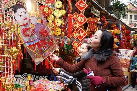 Một tiểu thương buôn bán tại phố Hàng Mã cho biết, chủ yếu những món đồ trang trí cao cấp, sặc sỡ sắc màu thường được nhập từ Trung Quốc