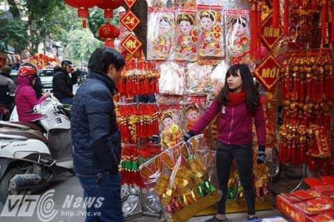 Còn những đồ cúng hàng mã phổ thông thì được lấy từ làng Đông Hồ (Thuận Thành, Bắc Ninh) và Văn Hội (Thường Tín, Hà Nội).