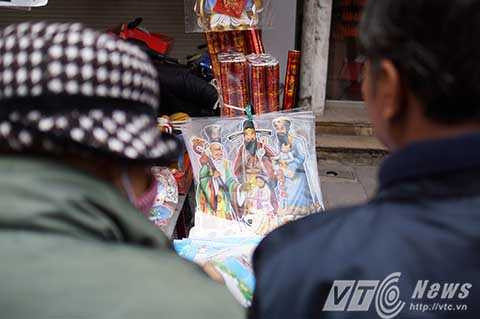 Có thể nói ngày Tết ông Táo và Tết Nguyên đán là dịp buôn bán sôi động nhất của các tiểu thương trên phố Hàng Mã.