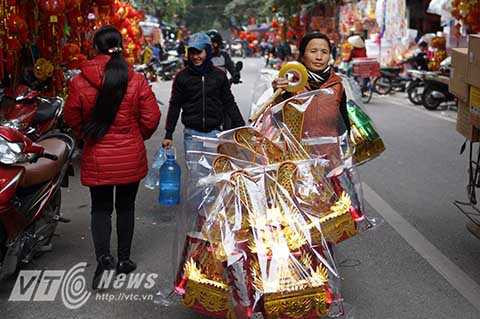 Những gánh hàng rong bán đồ lễ đi vào từng con ngõ phục vụ người dân thủ đô.