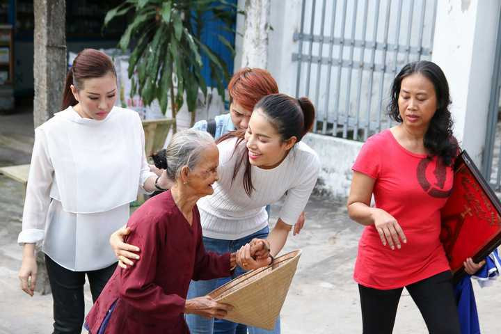 Nếu hoa hậu Thu Hoài là người thường xuyên có những hoạt động từ thiện tại miền Tây từ trước đến nay thì Phạm Hương, Hà Thu hay Diệu Linh là những người đẹp lần đầu về những vùng đất đồng bằng miền Tây này.