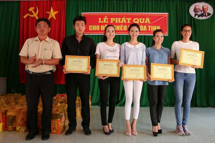 Diệu Linh, Hà Thu cũng đồng quan điểm khi cho biết : “Nhiều người già ở miền Tây sức khỏe yếu, mắt kém nhưng neo đơn nên phải tự thân đi nhận quà, thấy các cụ loay hoay với gạo và quà trên tay mình cầm không được nước mắt”.