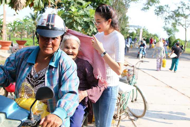 Được biết, các hoa hậu, á hậu tham dự chuyến đi lần này đều rất thân thiết. Họ đã cùng nhau góp kinh phí, vận động thêm để trao hơn 300 phần quà (tổng trị giá hơn 100 triệu đồng) này cho bà con vùng sông nước.