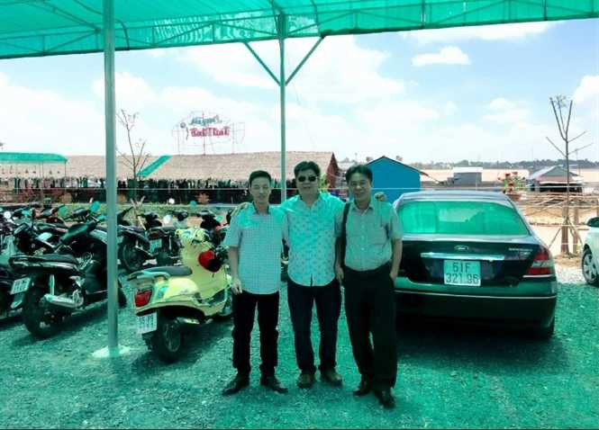 “Thần y” Nguyễn Hoàng Dũng (đeo kính)