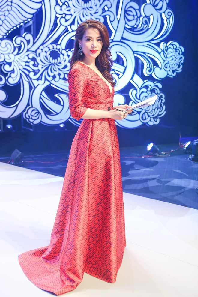 Trương Ngọc Ánh nổi bật với bộ đầm đỏ họa tiết kẻ đen 3D với phần ngực khoét sâu gợi cảm. Mỹ nhân Hương ga là người dẫn dắt chương trình 2 mùa gần đây.