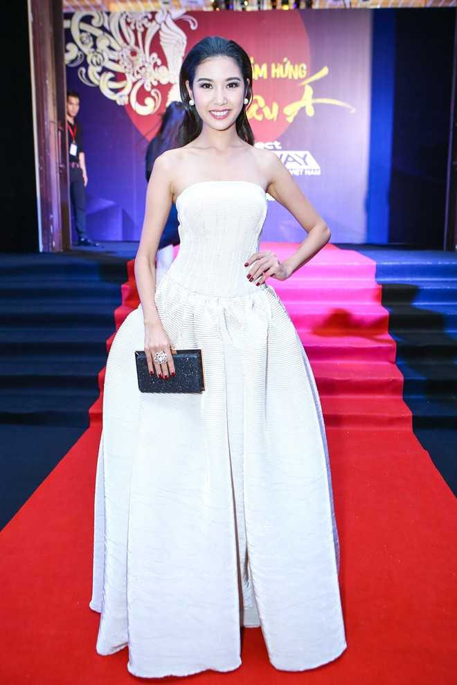 Á hậu Quốc tế Thúy Vân ấn tượng với chiếc váy độc đáo. Cô khéo léo kết hợp với bông tai và nhẫn đồng màu.
