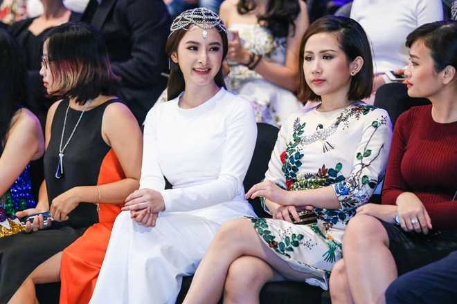 Angela Phương Trinh như bước ra từ truyện thần thoại Hy Lạp với bộ váy trắng tinh khiết. Cô vừa hoàn thành dự án điện ảnh thứ hai trong năm 2015 cùng danh hài Trường Giang.