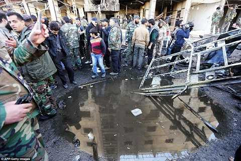 Người dân tụ tập xung quanh hiện trường vụ đánh bom