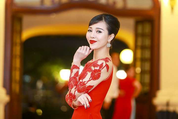 Bắt đầu cộng tác với NTK Đức Hùng từ Lễ hội áo dài - Hương sắc Hà Nội - Kỷ niệm 60 năm giải phóng Thủ Đô tại Văn Miếu Quốc Tử Giám, Á hậu Trà Giang luôn là lựa chọn số một cho vị trí vedette trong các show trình diễn áo dài của NTK Đức Hùng.