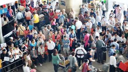 Cảnh chen lấn, lấn chiếm lối đi ra tại khu vực ga quốc tế. Ảnh Việt Văn