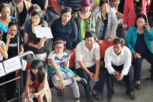 Biển người chen nhau chờ đón Việt kiều ở sân bay Tân Sơn Nhất