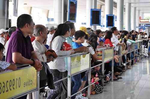 Trông ngóng người thân ở nước ngoài về. Ảnh Việt Văn