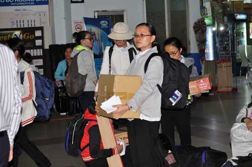 Trong chiều 1/2 có hơn trăm hành khách trong khu nhà chờ tại ga Sài Gòn. Ảnh Việt Văn