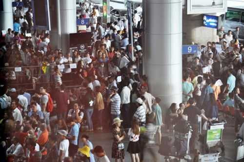 Trái ngược với không khí khá thông thoáng ở các nhà ga, bến xe thì tại sân bay Tân Sơn Nhất lại “nóng” lên khi có hàng nghìn người dân đổ về đây đón Việt kiều. Ảnh Việt Văn