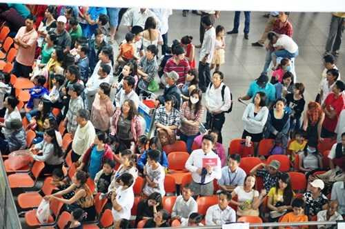 Biển người chen nhau chờ đón Việt kiều ở sân bay Tân Sơn Nhất