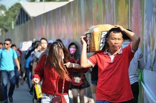 Biển người chen nhau chờ đón Việt kiều ở sân bay Tân Sơn Nhất