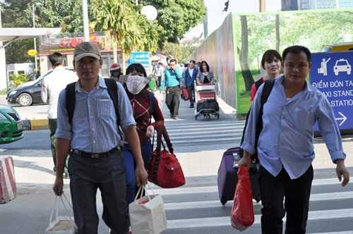 Biển người chen nhau chờ đón Việt kiều ở sân bay Tân Sơn Nhất