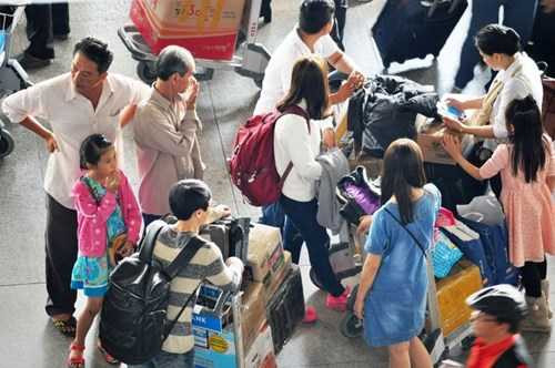 Cùng với đó là ga quốc nội cũng nhộn nhịp đón khách đổ về. Ảnh Việt Văn