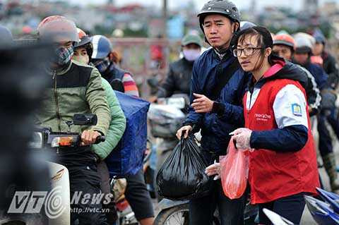 Để hạn chế tình trạng đó, “Nhóm cá chép” được thành lập để nhắc nhở người dân có ý thức hơn trong việc phóng sinh cá chép ngày Táo Quân.
