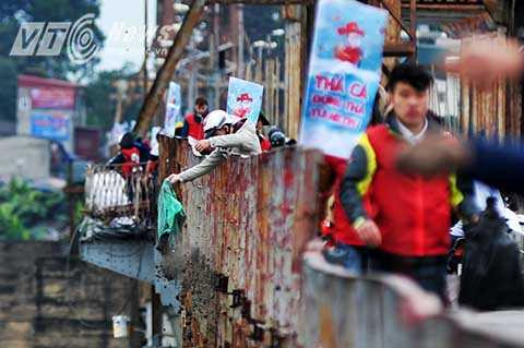 Mặc dù được các bạn trẻ nhiệt tình muốn giúp đỡ thả tàn tro, bát hương xuống sông Hồng nhưng nhiều người thiếu ý thức vẫn cố tình đổ cả tàn tro, túi nilon thẳng xuống sông.