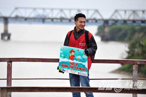 Bất chấp cái lạnh thấu xương, lại cộng thêm việc đứng trên thành cầu Long Biên gió rất to và rét buốt, nhưng các bạn sinh viên tình nguyện ở đây rất hồ hởi và phấn khởi khi giúp được người dân và bảo vệ được môi trường.