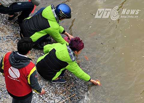 Một số người vẫn muốn tự tay mình phóng sinh cá chép, đồng thời gửi gắm những lời nhắn nhủ đi cùng cá chép.
