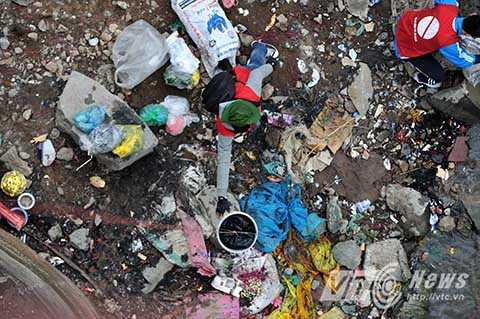 Nhiều người muốn đổ chân hương, tàn tro, bàn thờ cũ, các bạn sinh viên sẽ dùng ròng rọc đưa xuống mép sông.